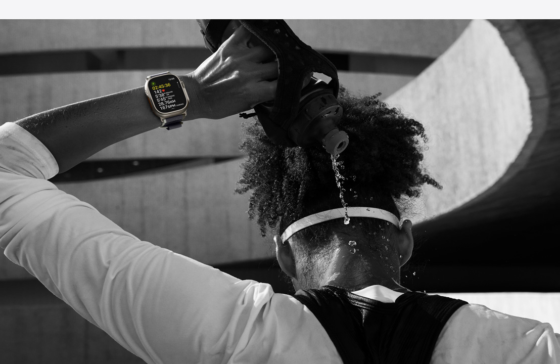 一名佩戴 Apple Watch Ultra 2 的运动员向背上浇水。