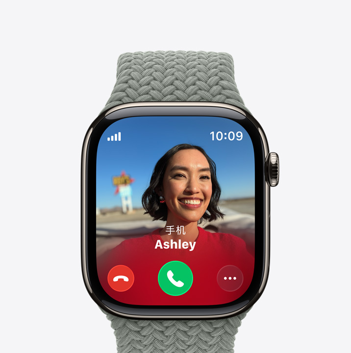 Apple Watch Series 11，展示原色钛金属表壳、来电画面、联系人照片、接听和拒接按钮，数码表冠位于右侧，搭配灰绿色编织单圈表带。